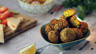 Plato de falafel, croqueta de garbanzos y especias que puede funcionar como aperitivo o plato principal