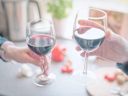 Vino tinto: su sensación fuerte al paladar provoca un contraste perfecto con carnes rojas