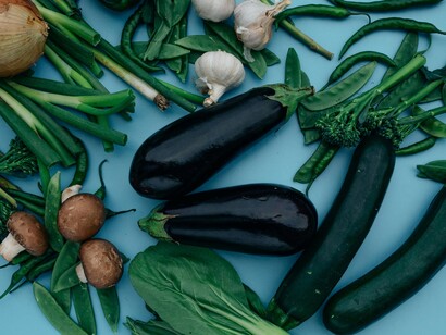 I vegetariani escludono la carne e il pesce, ma consumano prodotti di origine animale come latticini, uova e miele, integrando la loro dieta con alimenti vegetali