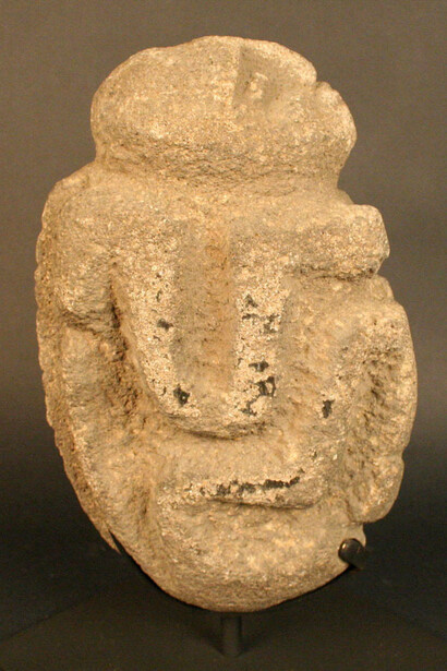 Figura antropomorfa

Materiales: Piedra

Medidas: 250mm de alto x 155mm de ancho