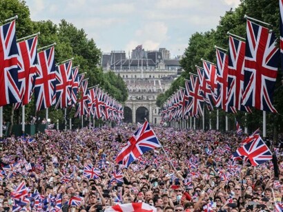 A larger than ever crowd gather in The Mall, London, to celebrate Queen Elizabeth II’s Golden Jubilee in 2002