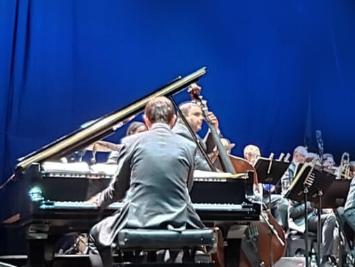 Los músicos de la Jazz at Lincoln Center Orchestra al inicio del concierto que interpretaron junto al trompetista Wynton Marsalis en las Noches del Botánico de Madrid. Foto: Alex Doro