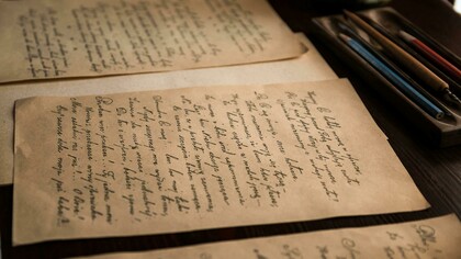 Páginas escritas à mão. É aqui que entra o grande protagonista dessa história: a escrita. Sem a habilidade de registrar pensamentos, descobertas e observações, cada nova geração estaria condenada a reinventar a roda. Não haveria base sólida para a inovação, não haveria memória coletiva que pudesse impulsionar o progresso. A escrita é a espinha dorsal da nossa civilização, a ferramenta primordial que nos permitiu construir o edifício complexo e maravilhoso que chamamos de humanidade