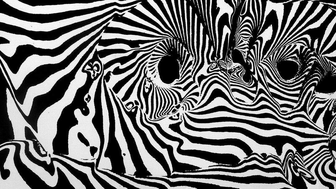 Franco Grignani , "Plurisconnessione del centro - Fenomeno di sdoppiamenti", 1956, sperimentale ottico di distorsione su tela emulsionata, 115x151,5 cm