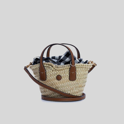 Doum è specializzato nella lavorazione di cestini in raffia in tutte le sue forme