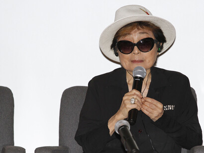 Yoko Ono hablando en público
