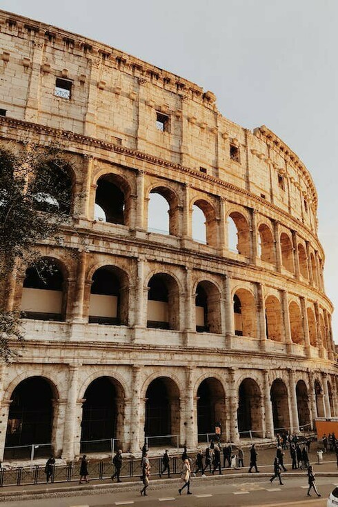 Colosseo, Roma, Italia. Non importa quante volte io percorra le stesse strade di Roma, sieda su una scalinata di una piazza o cammini davanti ad un sito archeologico; non mi stanca mai