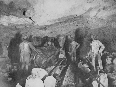Fotografía incluida en el libro "South Africa and the Transvaal war" (Louis Creswicke, 1900). Las minas africanas abastecen al mundo de oro, diamantes, cobalto, uranio y otros minerales estratégicos esenciales para la economía global