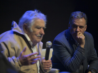 La convivencia entre el pragmatismo heredado del mujiquismo y la tradición estatutaria del mandato imperativo explica parte de la fricción que hoy enfrenta el gobierno de Orsi