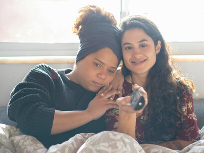 Casal tem dificuldade de escolher um filme em plataforma de streaming devido à enorme quantidade de títulos disponíveis