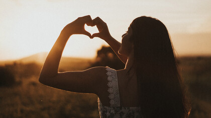 El esfuerzo de la humanidad en la búsqueda de la verdad universal es la base de la educación como un proceso de evolución