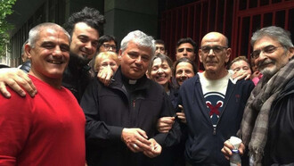 Il cardinale Konrad Krajewski con gli occupanti dello stabile
