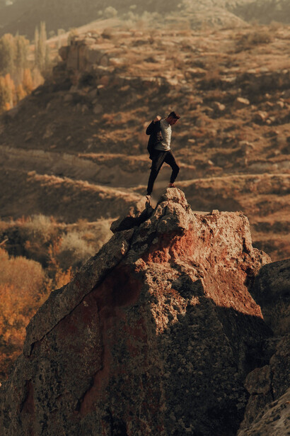 Homem em cima de rocha observa as montanhas da Patagonia, Argentina