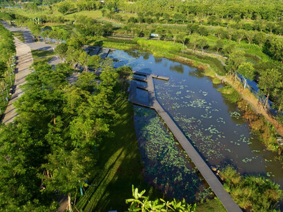 Investir em tecnologias sustentáveis como os pavimentos permeáveis é crucial para criar cidades mais resilientes e preparadas para enfrentar desafios climáticos e urbanos. Zonas húmidas em socalcos em Haikou, uma das duas principais cidades de Hainan, China. Projeto de: Turenscape