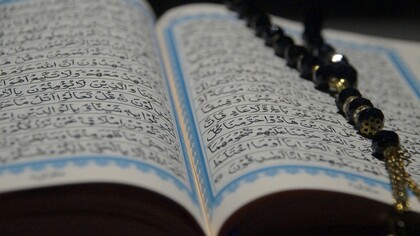 Il Corano è il testo sacro dell’Islam e rappresenta uno dei massimi esempi di lingua araba classica: per i musulmani non è solo una rivelazione divina, ma anche il modello più alto di eloquenza, stile e purezza linguistica, tanto che la lingua araba ha conservato gran parte del suo prestigio culturale proprio grazie alla sua trasmissione e recitazione