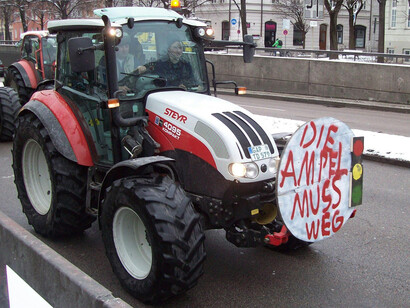 German farmers drive tractors into cities to protest EU green regulations and subsidy reductions