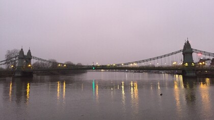 Il ponte di Hammersmith all’imbrunire, Londra, UK. Foto di Flavius Roversi