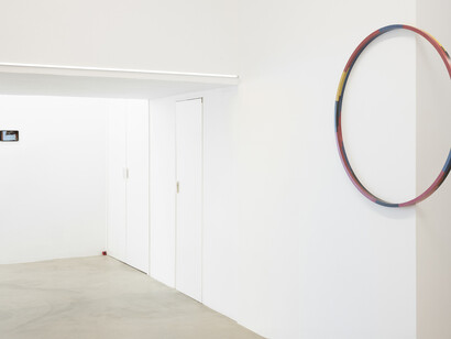 Irma Álvarez-Laviada, Pasar de una idea a otra como se pasa de una curva cóncava a una convexa, vista de exhibición. Cortesía de la Galería Juan Silió