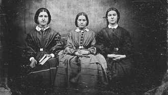 Charlotte, Emily y Anne (hermanas Brontë), poetas y novelistas británicas que publicaron sus obras con nombres de hombres por temor al rechazo