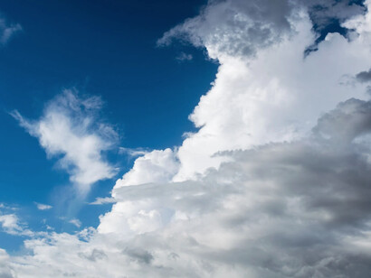 Cielo azzurro con nuvole passeggere