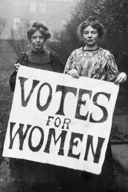 Annie Kenney y Christabel Pankhurst, destacadas líderes del movimiento sufragista británico WSPU a inicios del siglo XX