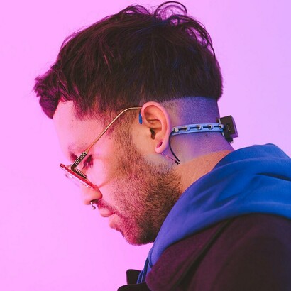 Esteban Celis utiliza dispositivos en su cuerpo para poder expresar sus creaciones y estar más conectado con el medio que habita. Fotografía de Marlene H. Echeverria  