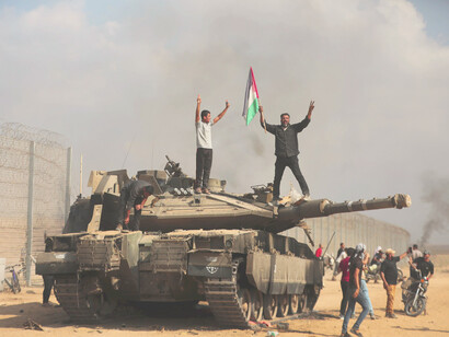 Palestinos se manifiestan contra los ataques de Israel cerca de la franja de Gaza