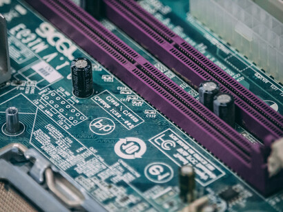 La retórica de la "posinformación" y la "nueva era", profusamente difundida por los medios y los profetas de la tecnología, opera como un potente mecanismo ideológico que desvía la mirada de las relaciones de producción y reproduce, bajo el ropaje de la novedad, las viejas asimetrías del capitalismo