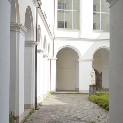 Qui ricevette una solida formazione in filosofia, teologia e arti liberali, distinguendosi per vivacità intellettuale e spirito critico. Chiostro del convento di San Domenico Maggiore, Napoli, Italia