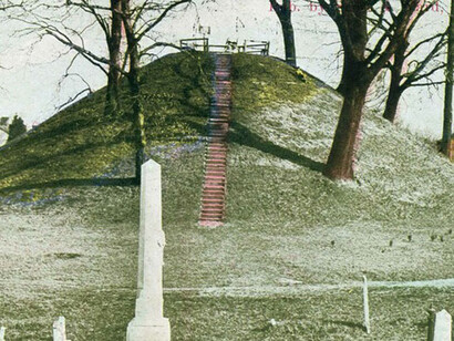 Situado en el pueblo de Tiltonsville, a orillas del río Ohio, en el condado de Jefferson, el montículo es un sitio arqueológico y de movimiento de tierras prehistórico, declarado sitio histórico. Cementerio de Hodgen, Ohio, Estados Unidos 