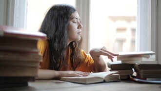 Professora estuda para compor um projeto de inovação na jornada pedagógica escolar