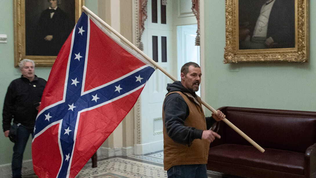 El hombre que portaba una bandera confederada en el interior del Capitolio de los Estados Unidos durante la insurrección del 6 de enero ha sido identificado y arrestado