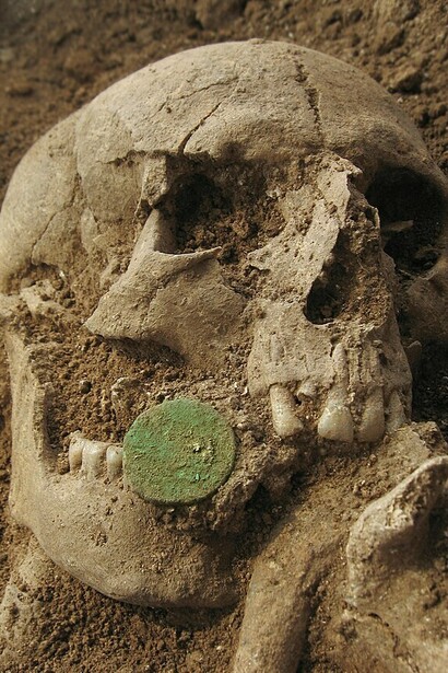 Sepoltura romana rinvenuta sull'isola di Pianosa, Italia. La moneta posta sulle labbra del defunto rappresentava il pagamento per salire sulla barca di Caronte, il traghettatore di anime