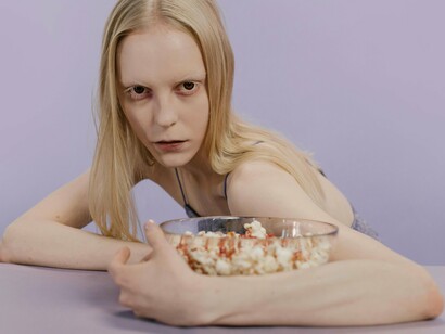 Sabemos bem que quem demonstra ficar bravo só fortalece o bullying. Ao menos em casa ela era feliz, pois ganhava amor e carinho dos pais, além de ser muito mimada por eles, já que ambos eram extremamente prósperos financeiramente e compravam todo o tipo de coisa que ela pedia e que 99% das meninas da idade dela nem pensavam em ter