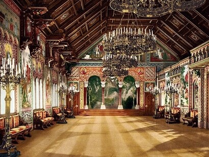 Il palazzo è circondato da giardini elaborati in stile barocco, con fontane, grotte e padiglioni, tra cui la famosa Grotta di Venere, ispirata all'opera "Tannhäuser" di Wagner. Ludwig usava la grotta come rifugio privato, dove amava ascoltare musica