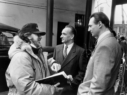 Steven Spileberg, Liam Neeson e ben Kingsley num momento de descontração das filmagens do sombrio “A Lista de Schindler". Graças aos produtores visionários Richard Zanuck e David Brown, Spielberg teve sua liberdade criativa assegurada até o fim