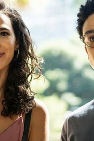 Bruna Marquezine e Sérgio Malheiros em cena da série. Atualmente as pessoas buscam o superficial, o rápido, o descartável, não se dão o direito de aprofundar uma relação, conhecer alguém de verdade