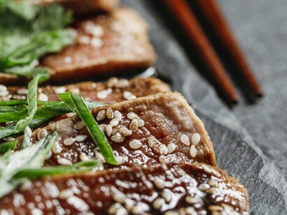 Prato com carne assada à moda coreana. Se você gosta de churrasco e de aprender mais sobre culturas e sabores diferentes, indico muito essa nova maneira de comer! E o sucesso é tanto, que já adianto: as filas de espera normalmente são enormes aos finais de semana, então vale a pena fazer uma reserva