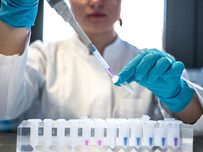 Analyse génétique : la biologie moléculaire tente d'élucider la transition entre l'inerte et le vivant, via des molécules autoréplicatives comme la célèbre molécule d'ADN