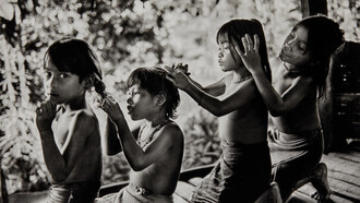 Sebastián Salgado, Niños Mentawai (2008). La participación de niños, niñas y adolescentes es un derecho fundamental que debe garantizarse desde una mirada respetuosa, inclusiva y comprometida con su autonomía