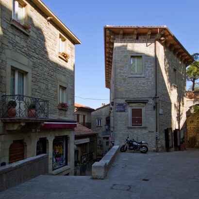 Nonostante le dimensioni ridotte, San Marino ha una propria moneta commemorativa, francobolli e un sistema economico dinamico. Contrada di Borgolotto, Città di San Marino, Repubblica di San Marino