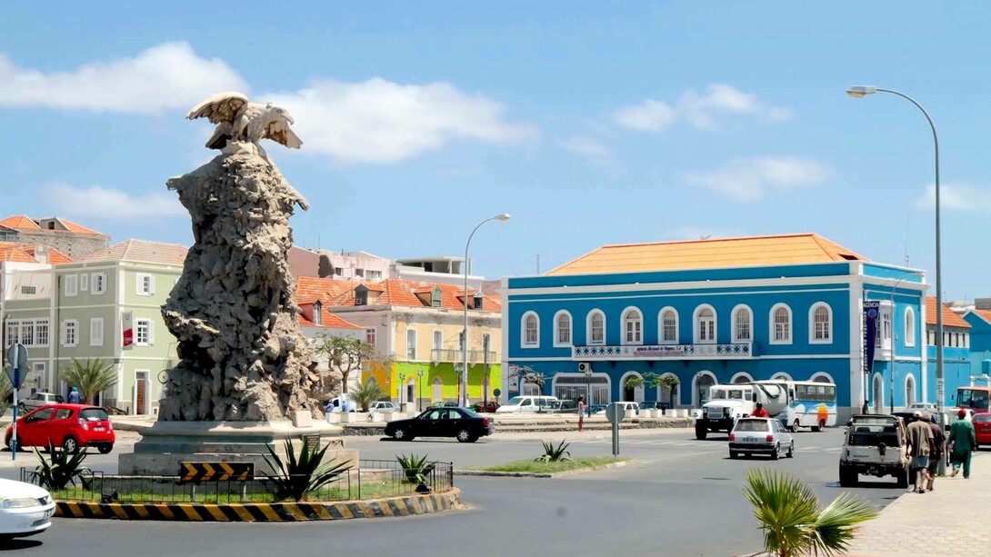 Monumento na Rotunda em frente à Biblioteca Municipal, na ilha de São Vicente, Cabo Verde