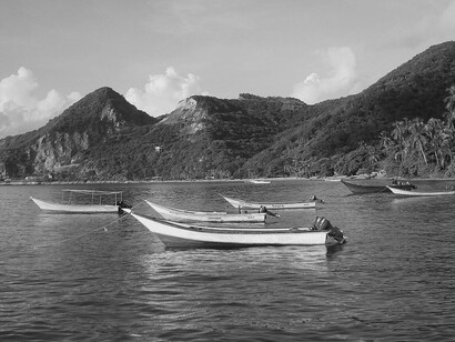 Barcos descansan en las aguas de Macuro, Venezuela