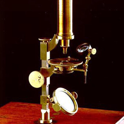 Microscopio acromático Vincent Chevalier. Un microscopio igual a este, introducido en Venezuela en 1839, propiedad de Louis Daniel Beauperthuy, fue utilizado por el sabio para sus diversas investigaciones
