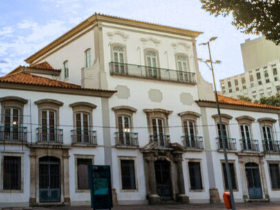 Paço imperial, no Rio de Janeiro. As cortes de Lisboa, desprezando a autoridade do príncipe, expediram uma série de decretos que anulavam o poder do regente e ordenavam seu retorno imediato a Portugal. A elite brasileira, que havia experimentado a autonomia de ter uma corte no Rio de Janeiro, viu seus privilégios e aspirações ameaçados. Foi nesse caldeirão de insatisfação que, em 9 de janeiro de 1822, Dom Pedro recebeu uma petição com milhares de assinaturas suplicando que ficasse


