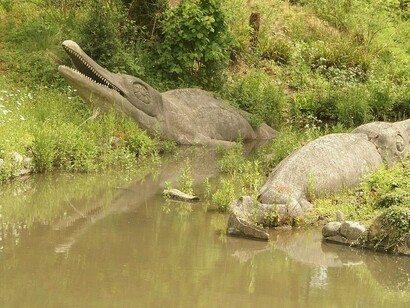 Esculturas de animais pré-históricos no Dinosaur Trail, em Crystal Palace Park, Londres. As figuras fazem parte de uma das primeiras representações públicas de dinossauros e ajudam a compreender como diferentes épocas imaginaram os grandes animais do passado