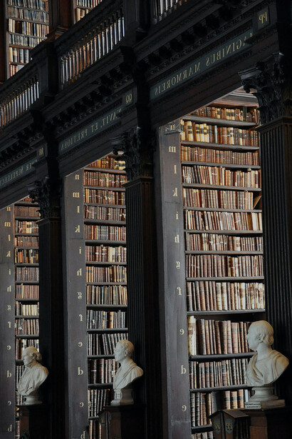 Seção de livros antigos de filosofia na Biblioca da Universidade Trinity em Dublin, Irlanda
