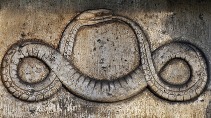 Uroboros en el Viejo Cementerio de Offenbach, Alemania