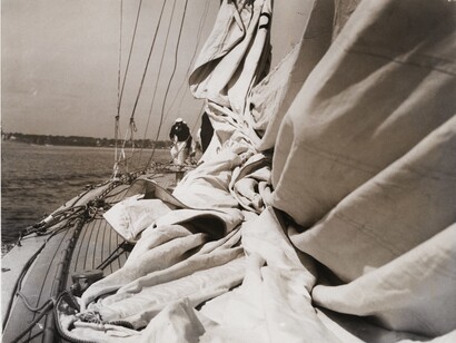 Margaret Bourke-White (1904 – 1971), “America’s Cup. Putting Away Topsail at End of Cruise of Rainbow.”, August 31, 1934, silver gelatin print on glossy fibre paper, printed by September 15, 1934, 18,9 (20,3) x 24,3 (25,7) cm, © Estate of Margaret Bourke-White, courtesy Daniel Blau