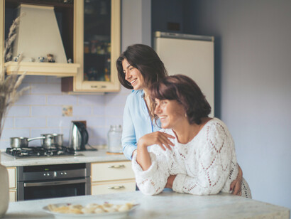 Madre e hija sonríen